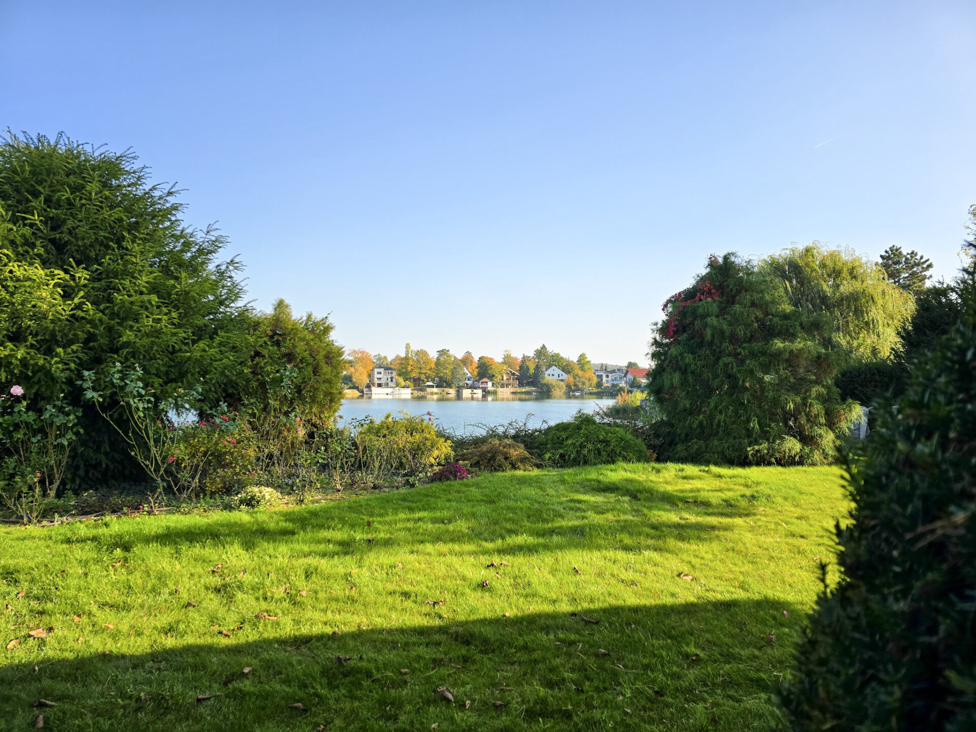 Blick auf den See von der unteren Ebene