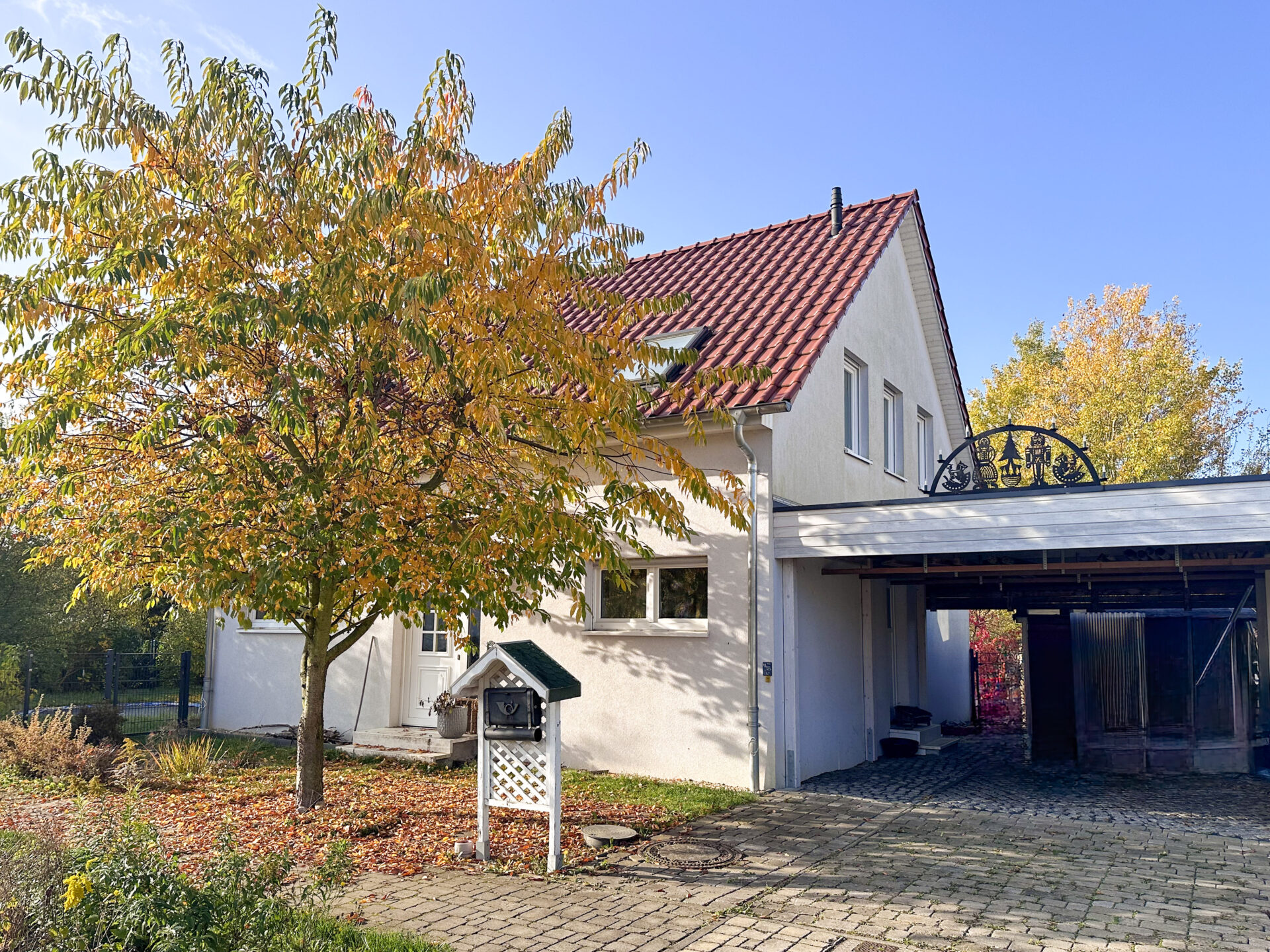 Hausvorderansicht und Carport