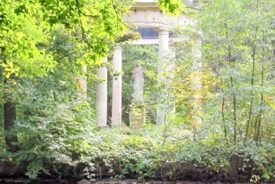 Monopterus direkt im angrenzenden Park