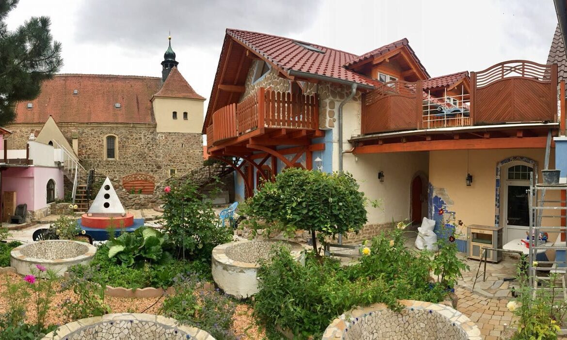 Badebecken vor der Pension mit Blick zur Kirche