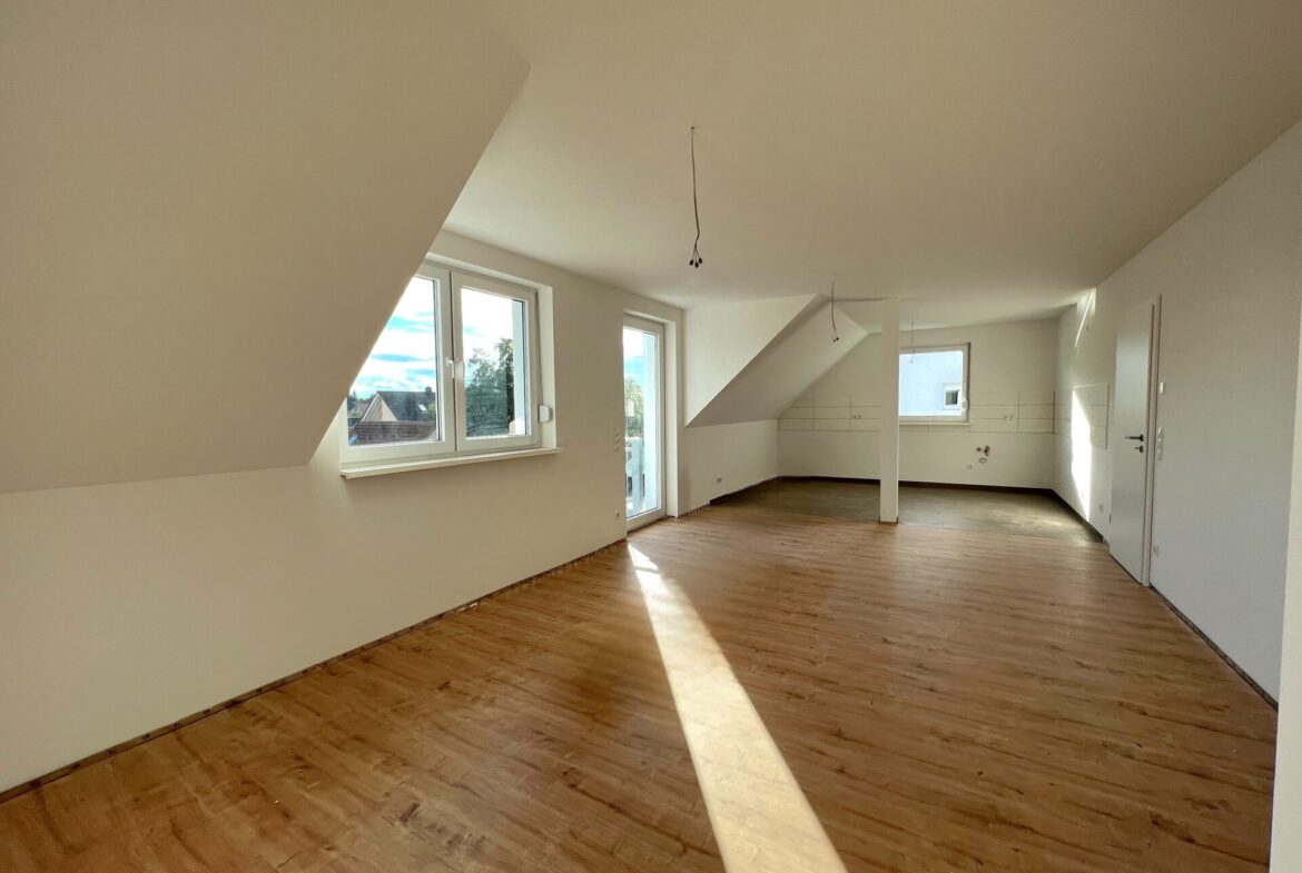 Wohnzimmer mit Blick in Küche - Musterwohnung