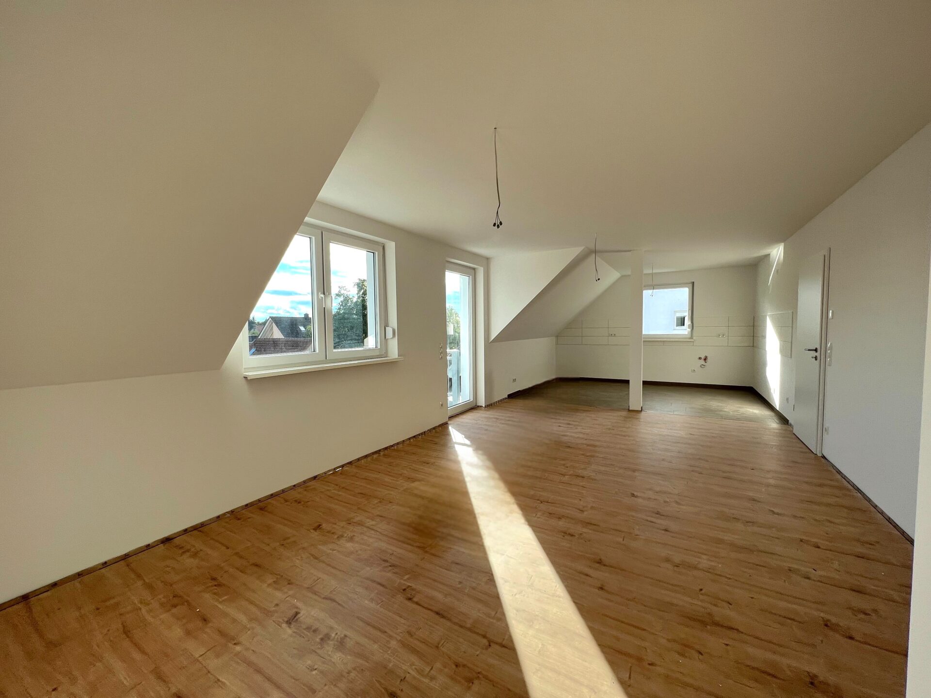 Wohnzimmer mit Blick in Küche - Musterwohnung