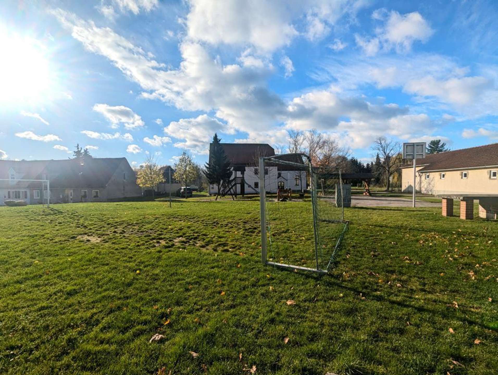 Sportplatz vor dem Haus