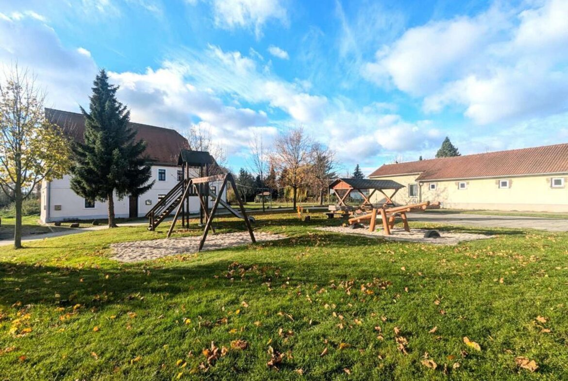 Hausansicht vom Spielplatz aus