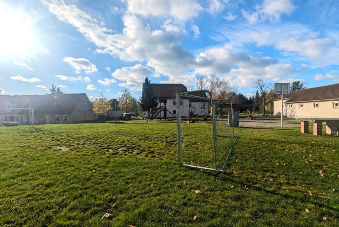 Sportplatz vor dem Haus