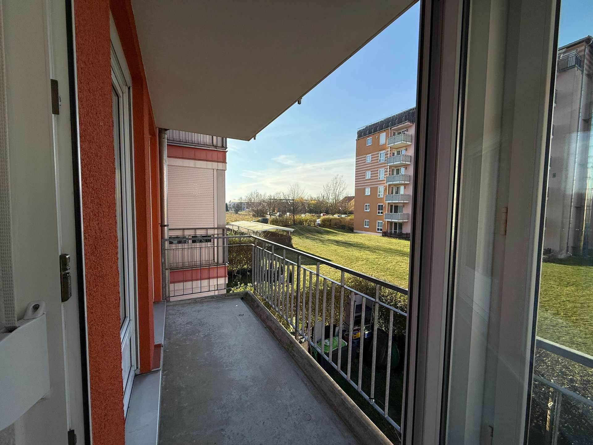 großer Balkon in ruhiger Lage