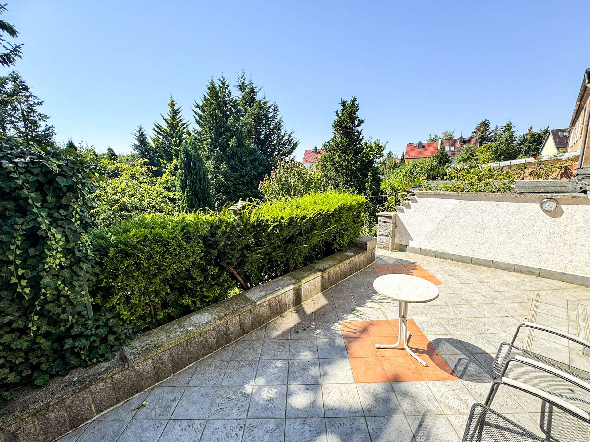 Terrasse mit Gartenblick