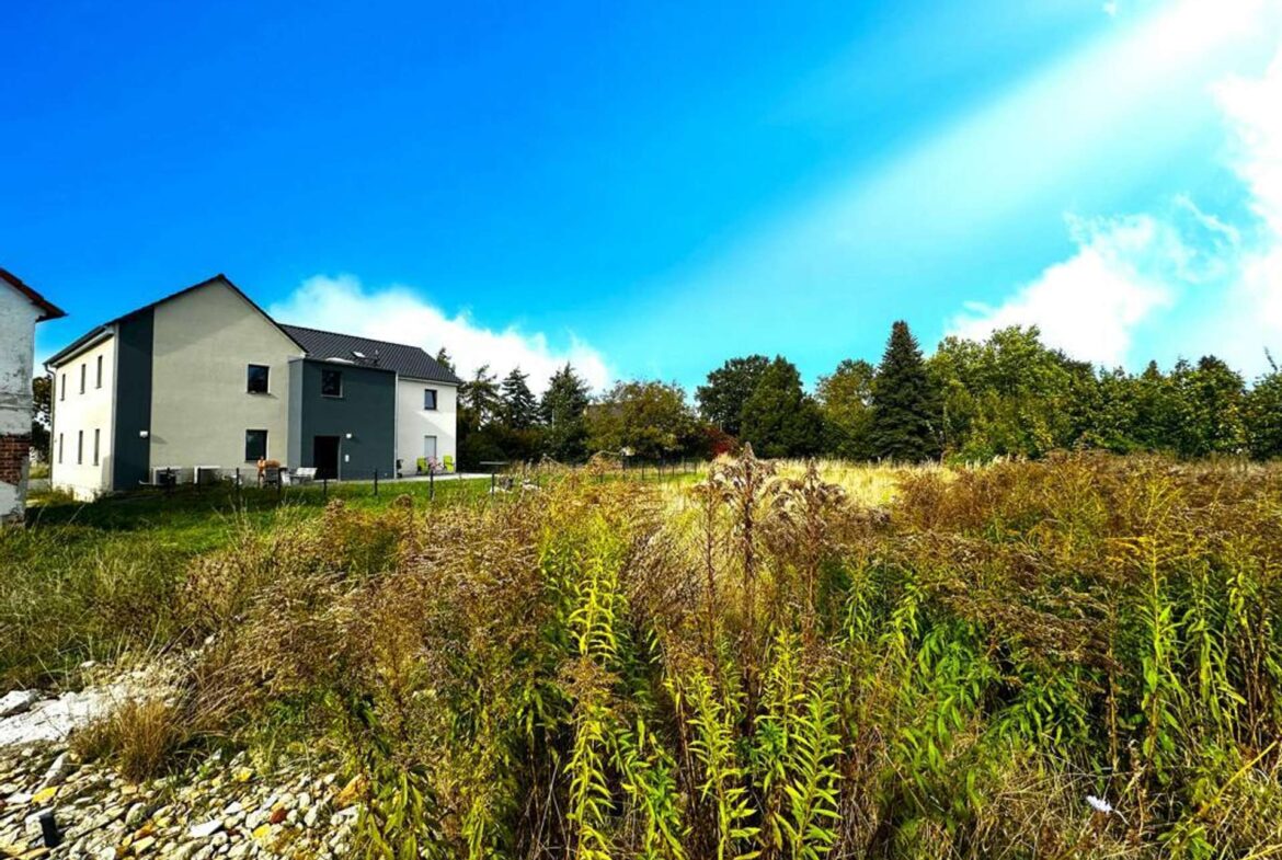 Grundstück mit Blick auf das gebaute Haus