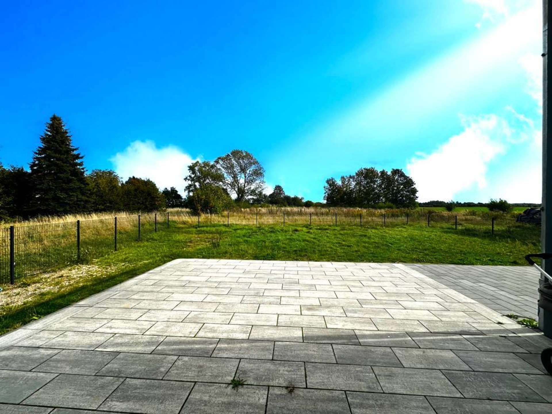 Terrasse hinterm Haus mit Blick auf die anderen Grundstücke