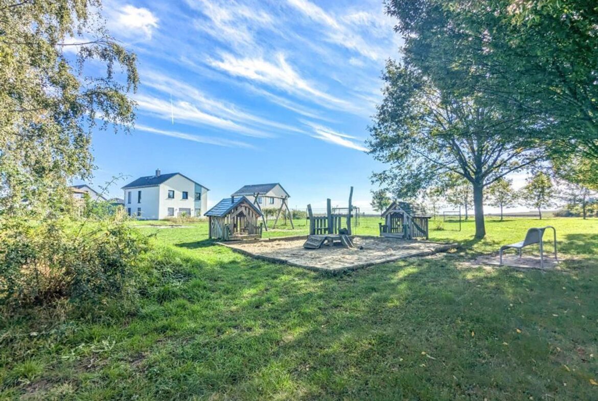 Spielplatz mit Blick auf die Wohnsiedlung