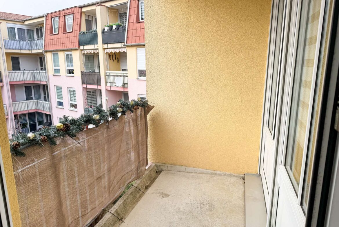 gemütlicher Balkon für Stunden im Freien