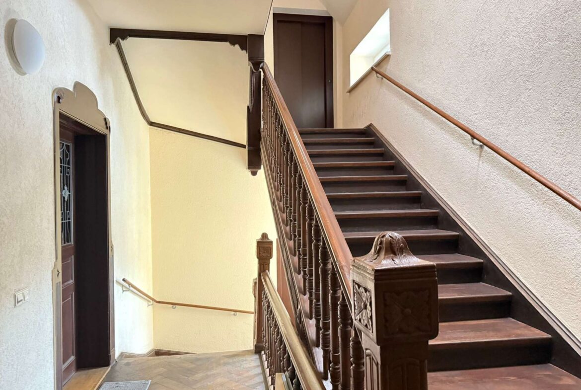 Treppenhaus mit Personenaufzug