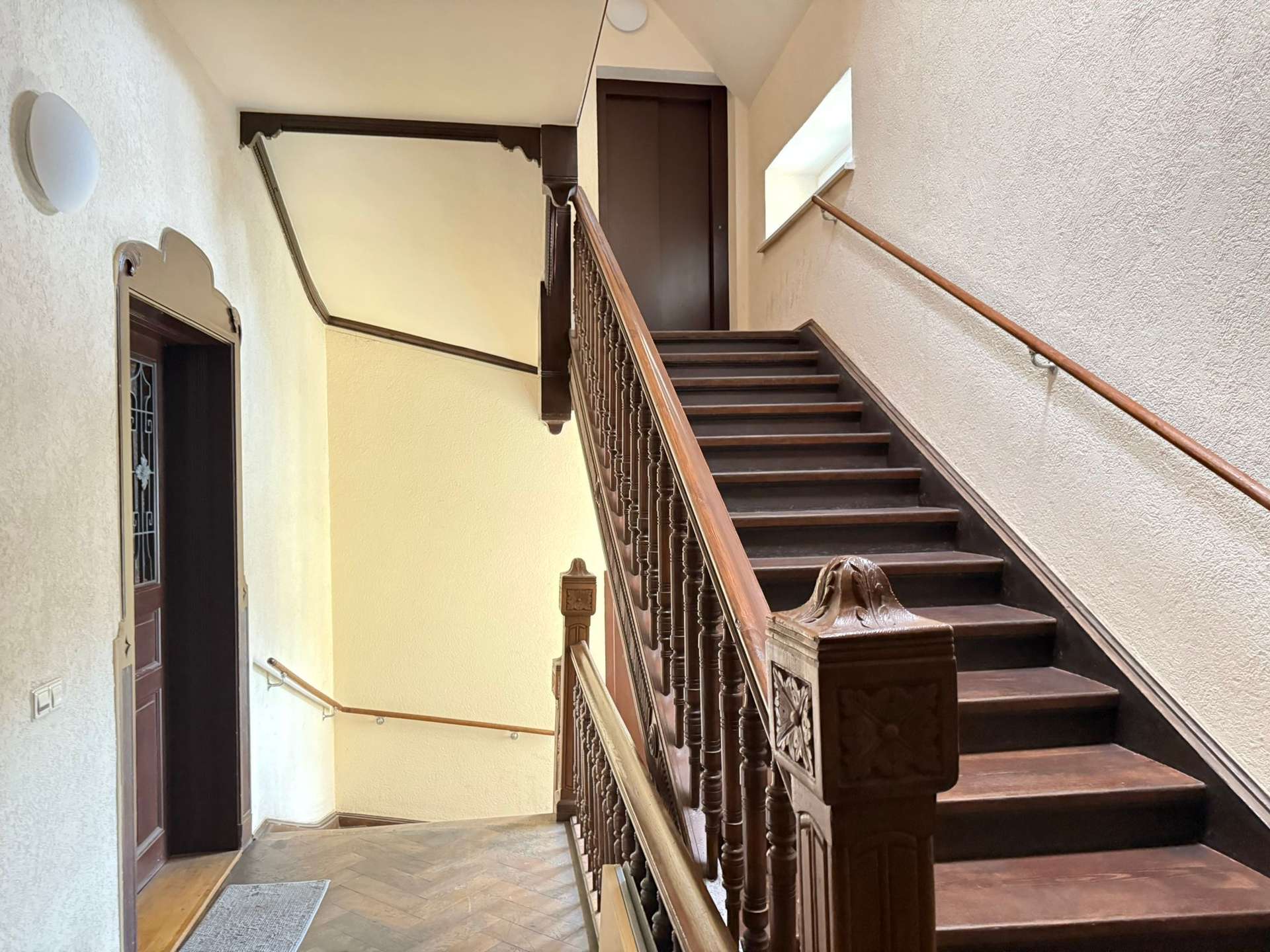Treppenhaus mit Personenaufzug