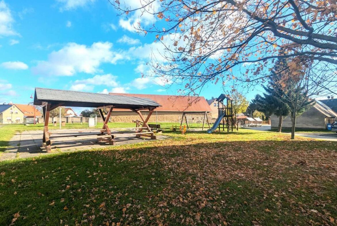 Spielplatz vor dem Haus