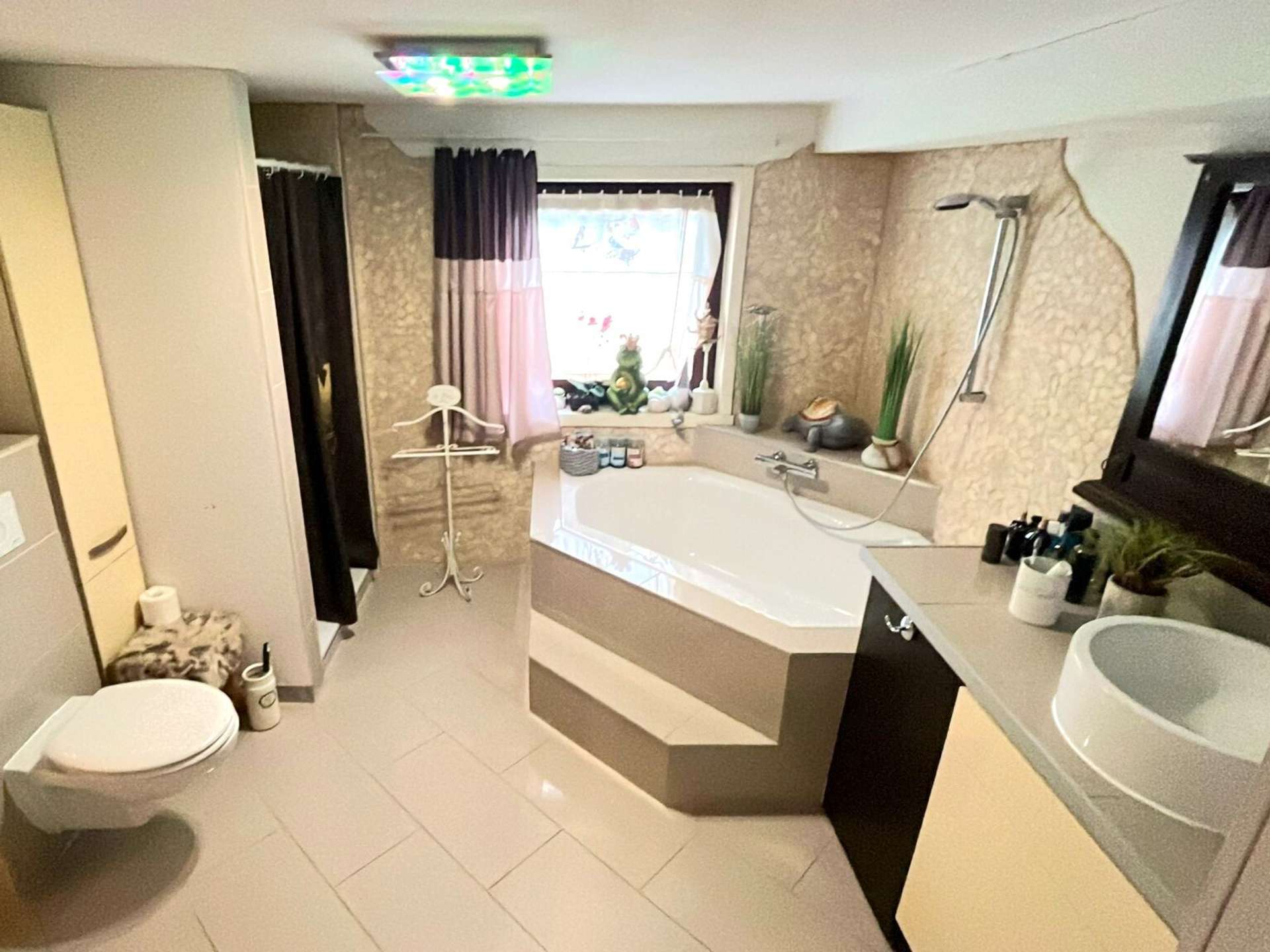 Bad mit Badewanne und Dusche EG