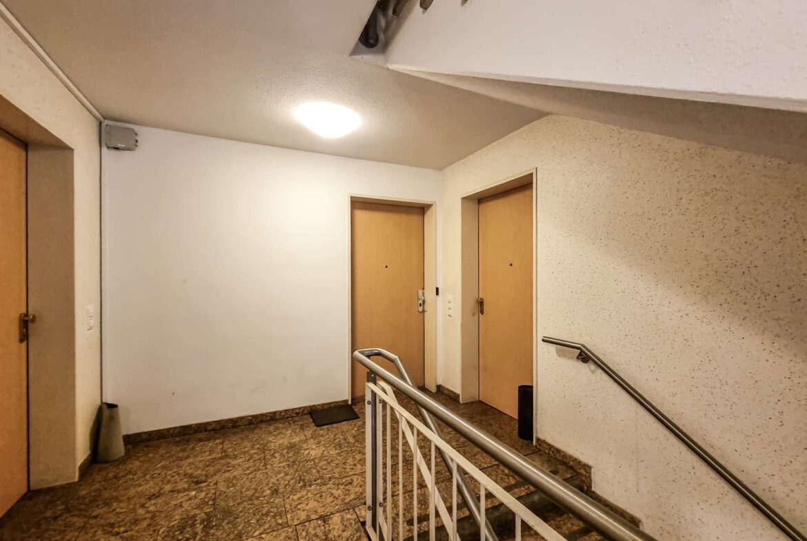 Treppenhaus mit Aufzug