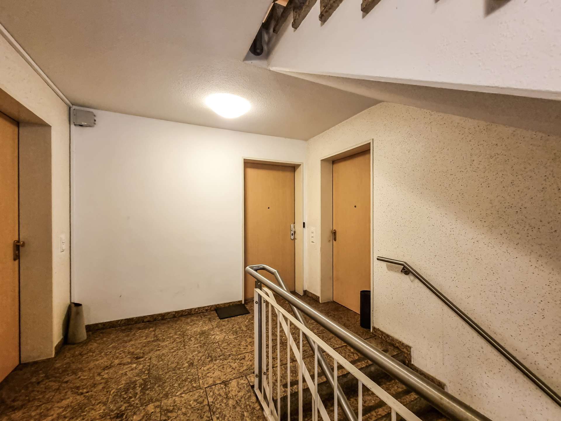 Treppenhaus mit Aufzug