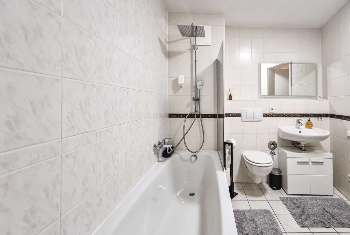 Bad mit Badewanne