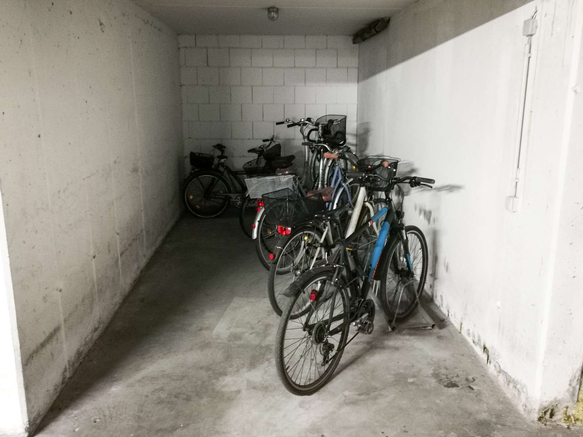 Fahrrad"keller" daneben 