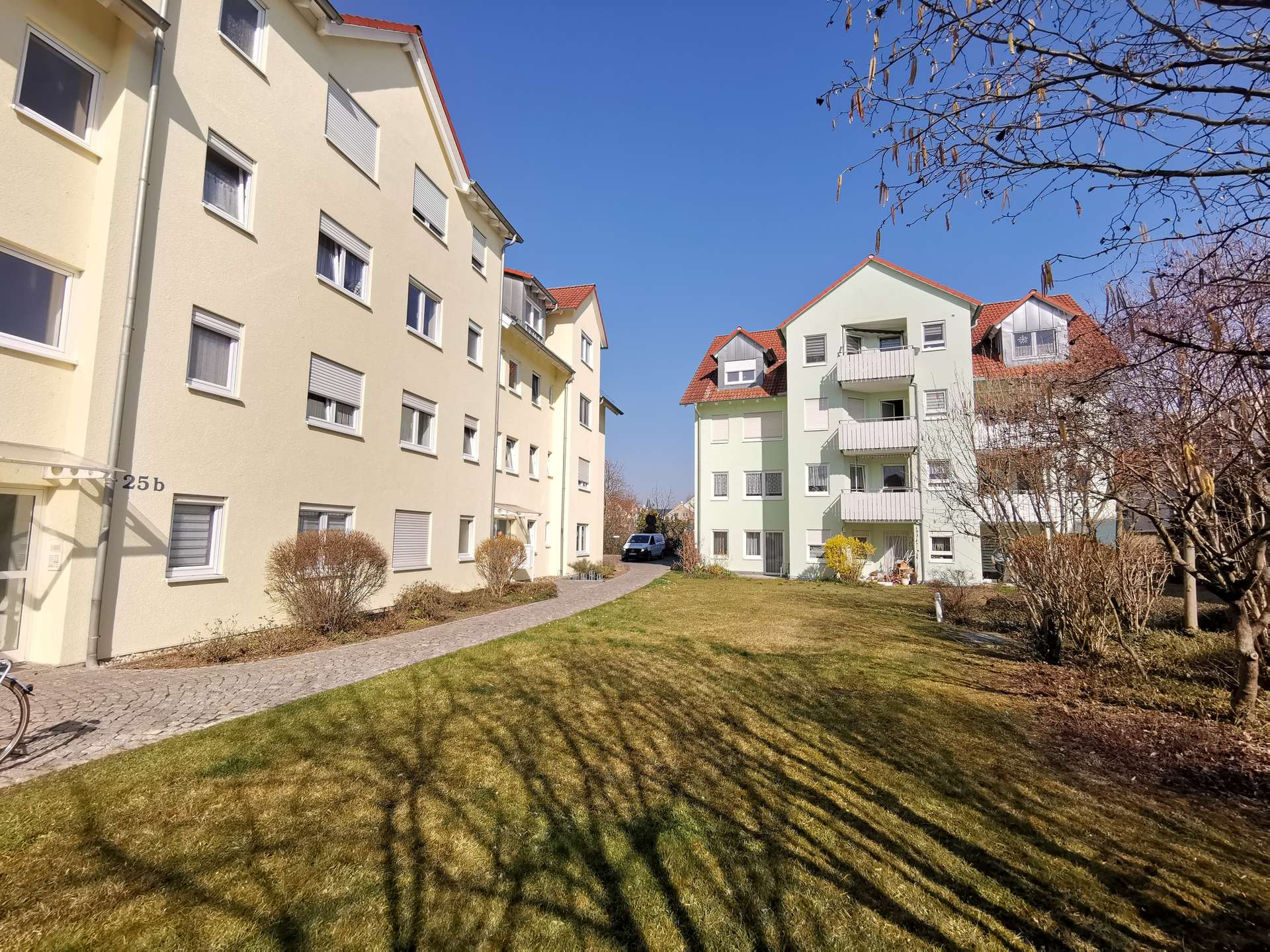 Grüner Innenbereich der Anlage