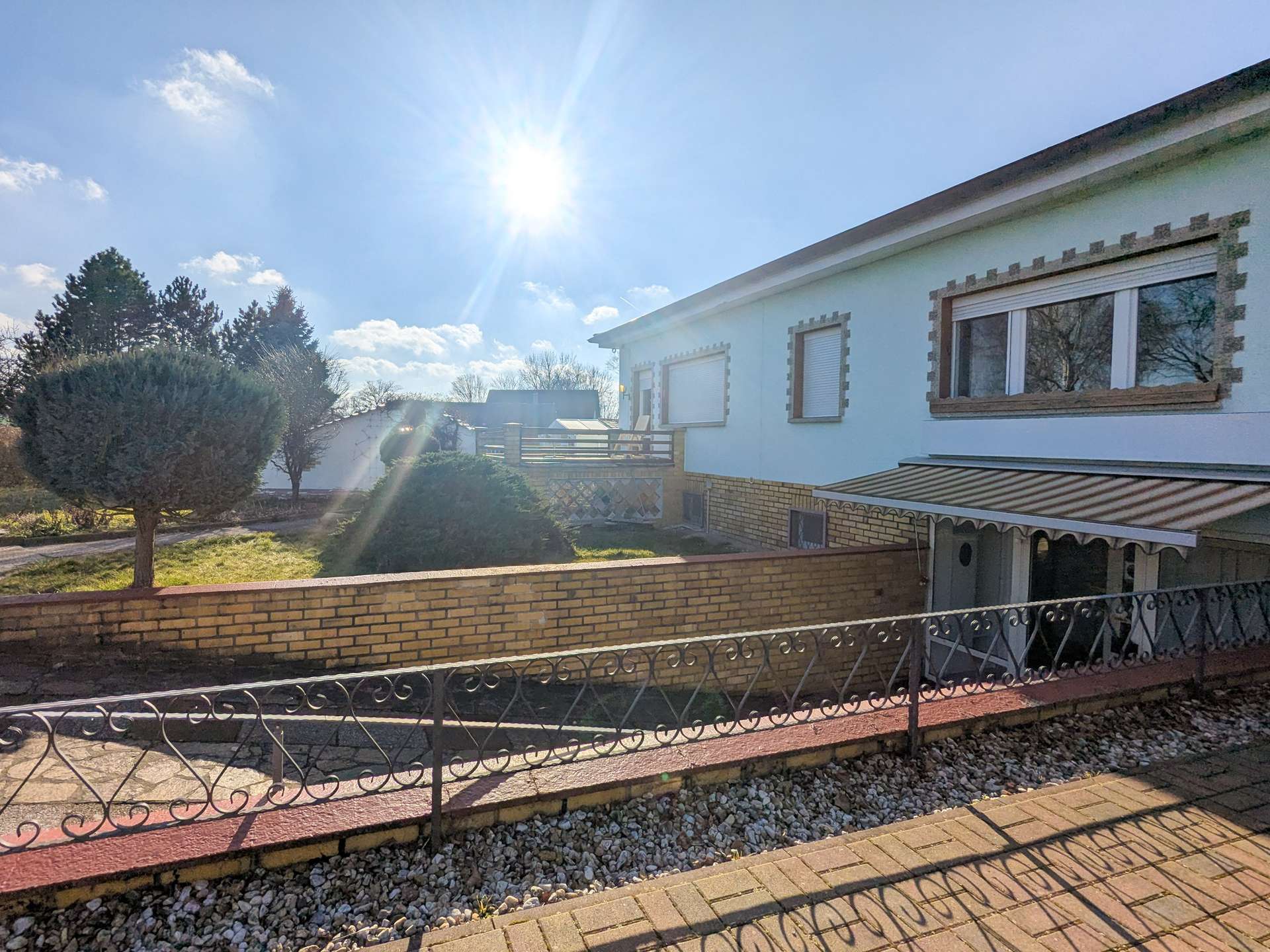Vor dem Haus