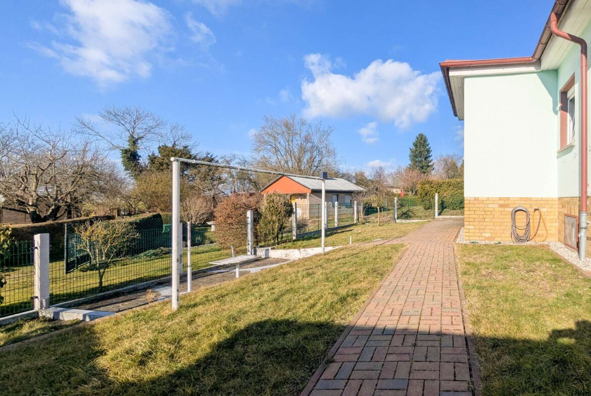 Weg hinter dem Haus