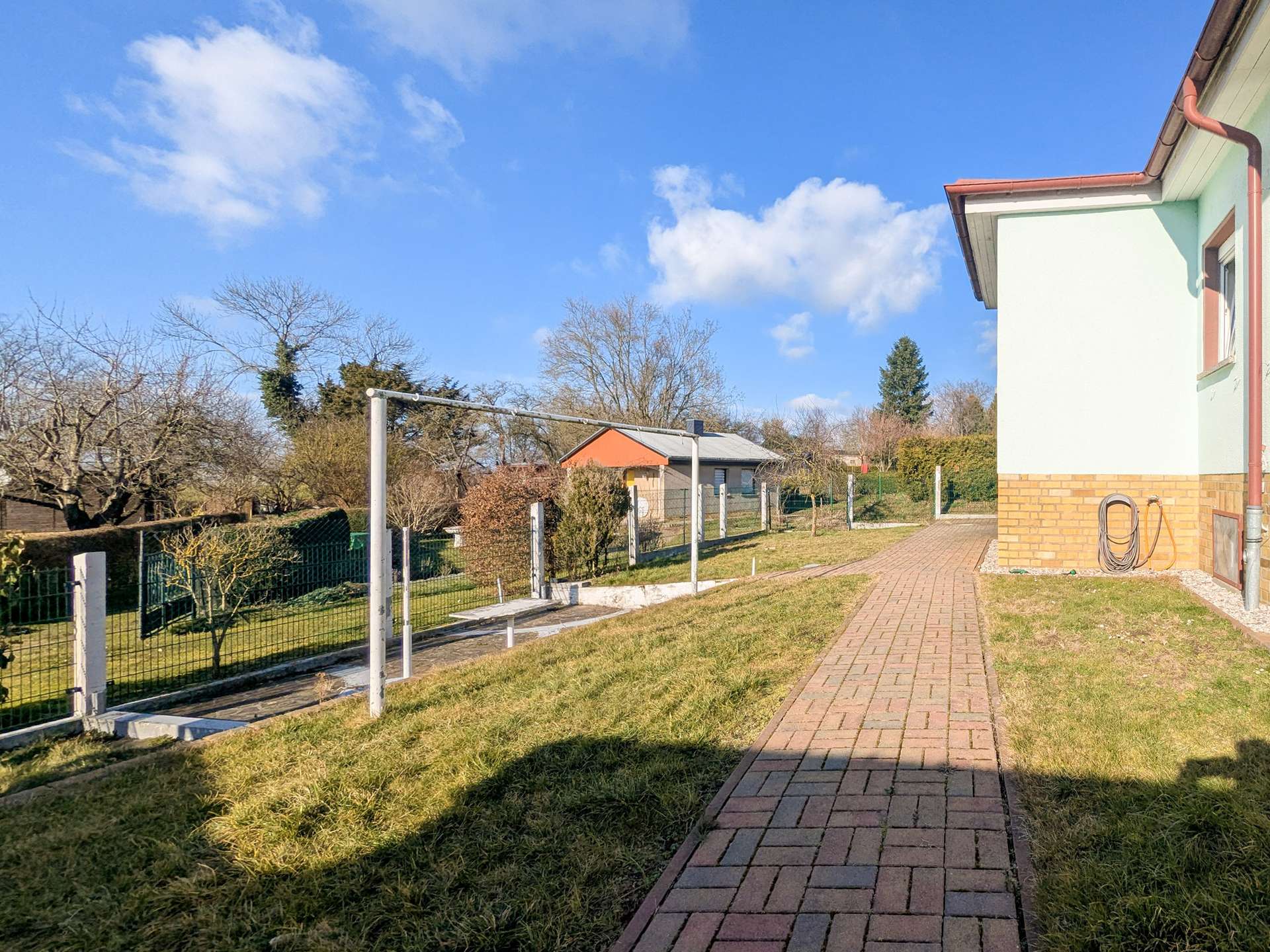 Weg hinter dem Haus