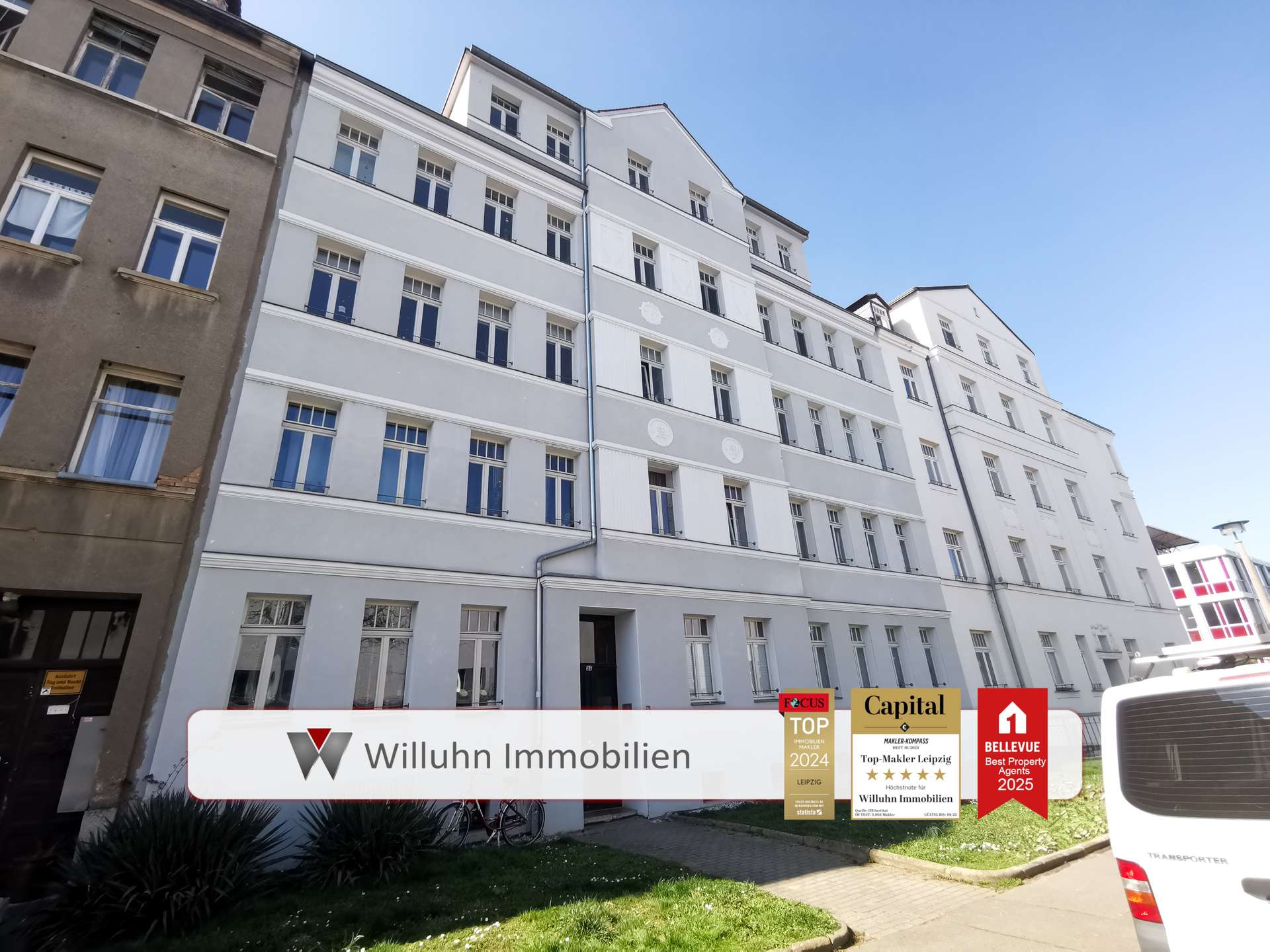 Hausansicht mit Grünstreifen