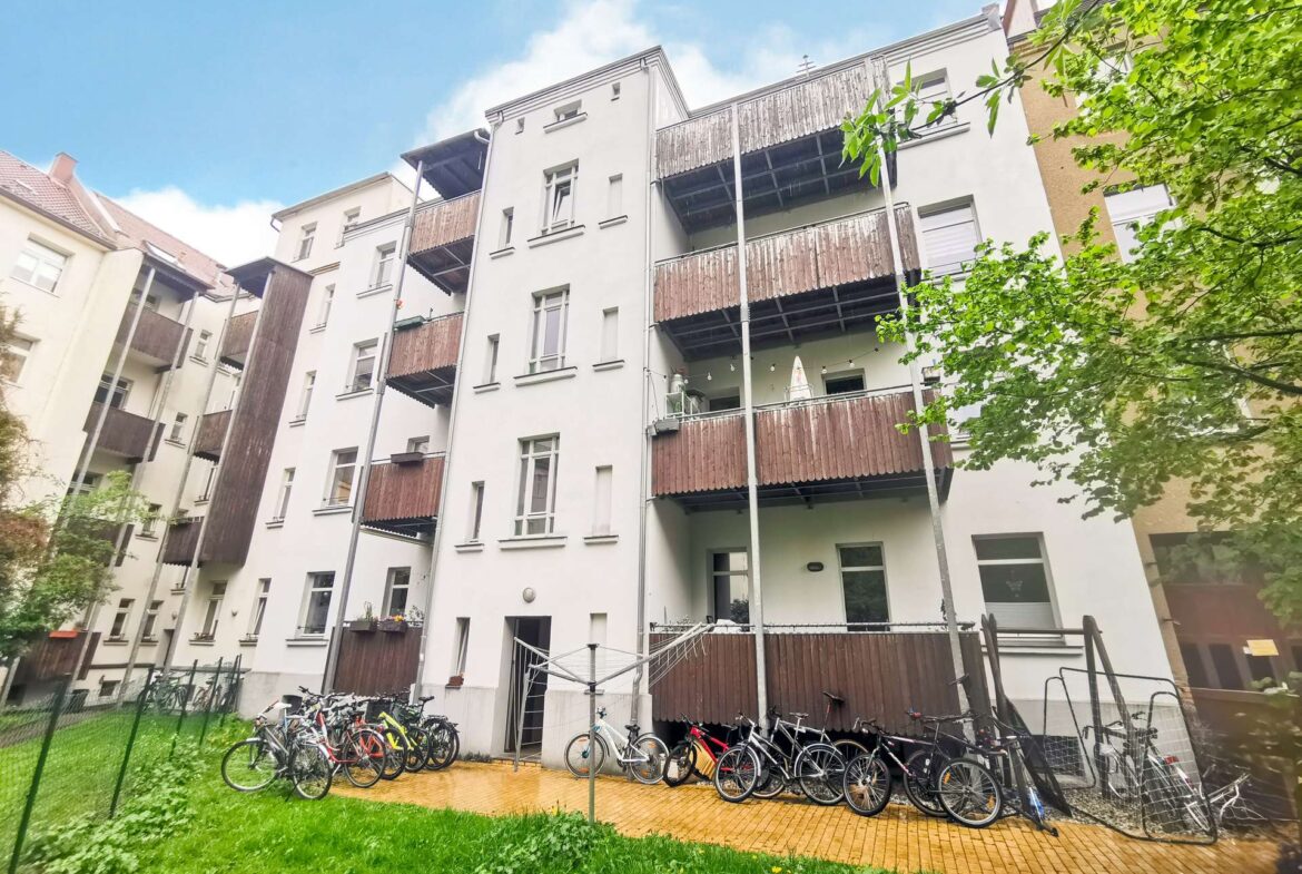 Hausansicht hinten mit Hof