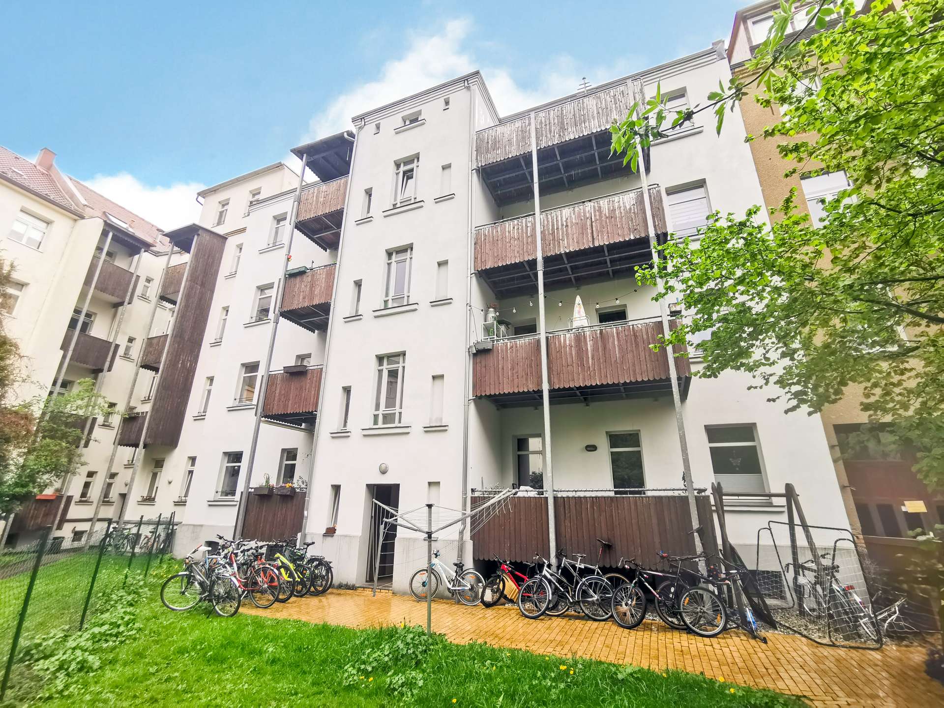 Hausansicht hinten mit Hof