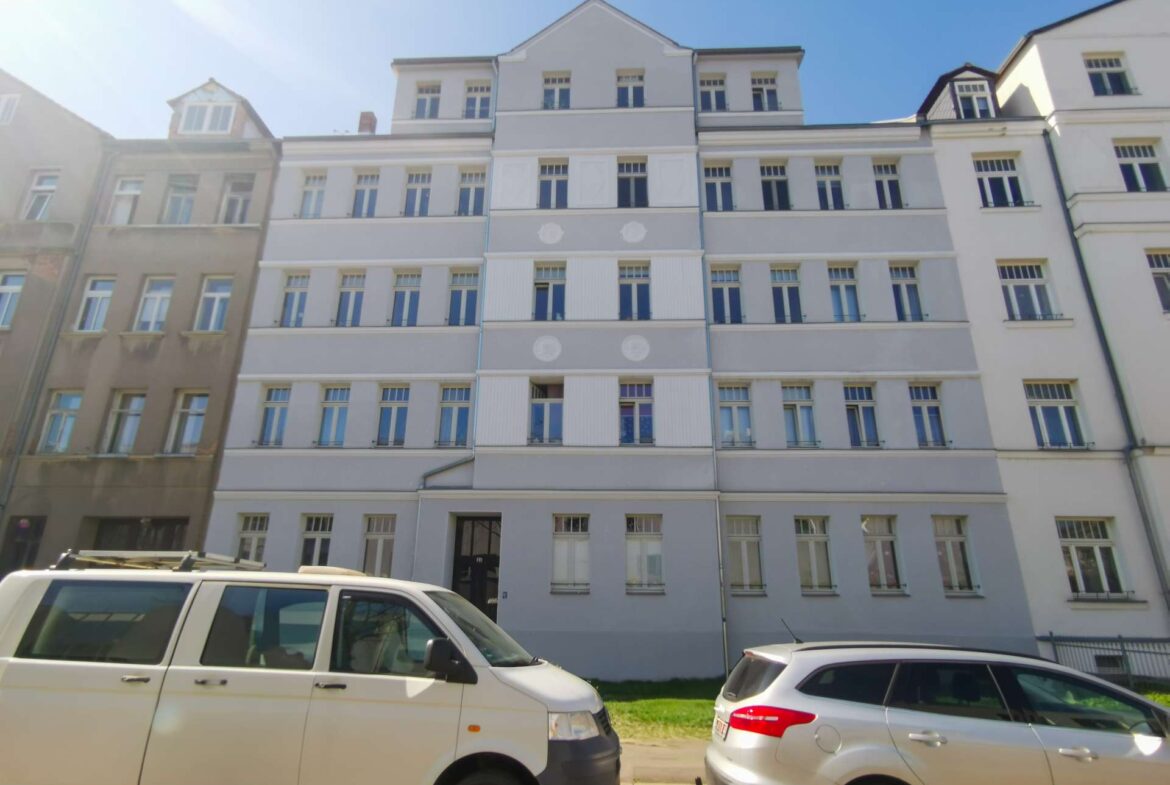Hausansicht mit Grünstreifen