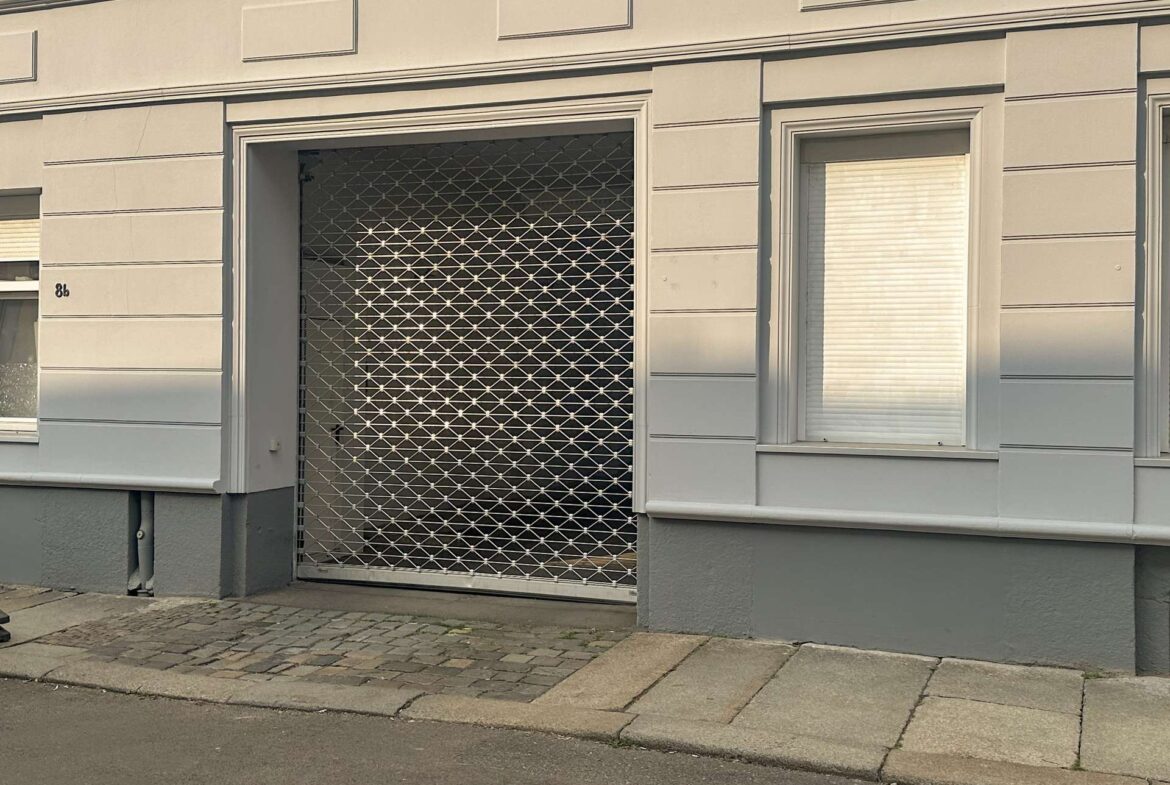 Einfahrt zu den Außenstellplätzen
