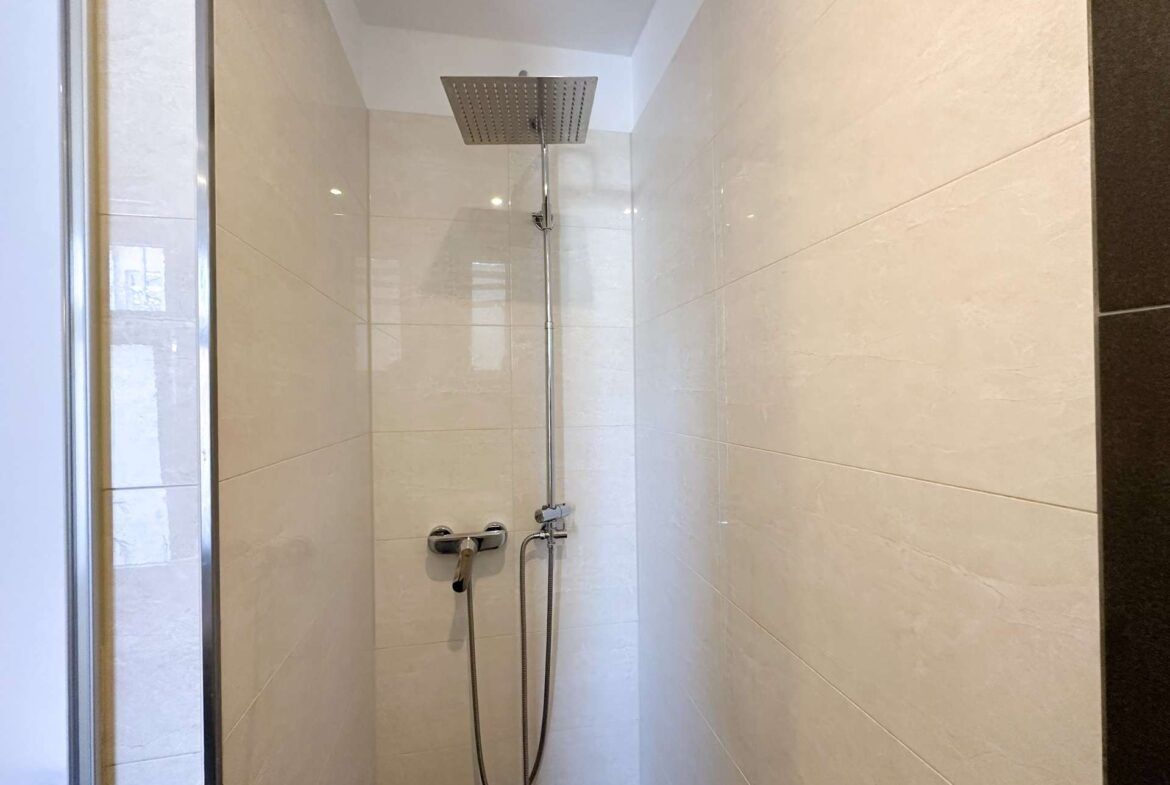 Geräumige Dusche