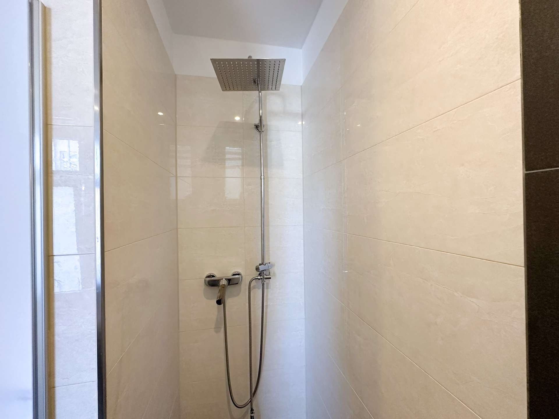 Geräumige Dusche