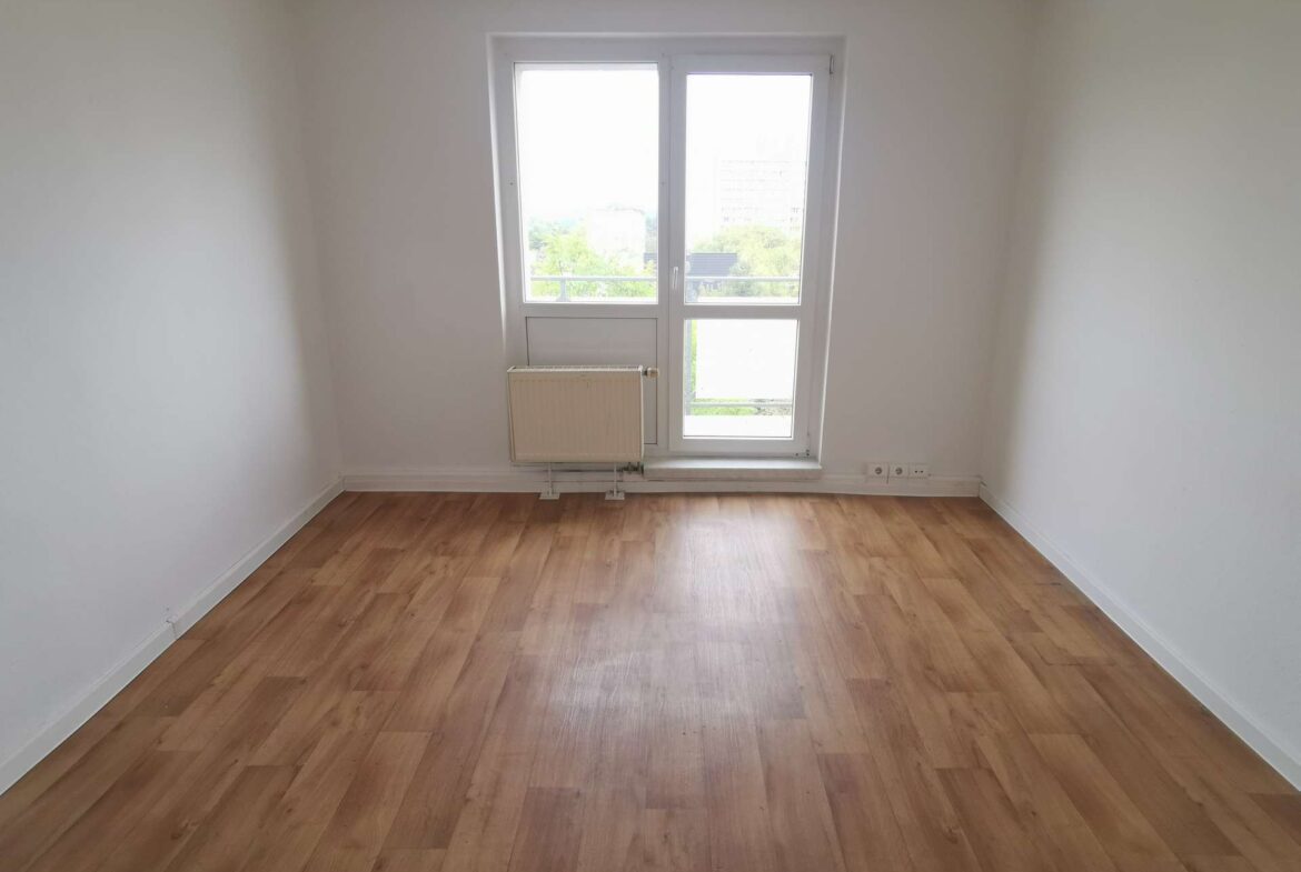 Wohnzimmer mit Balkonzutritt