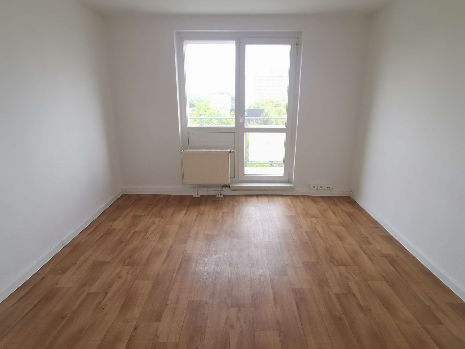 Wohnzimmer mit Balkonzutritt