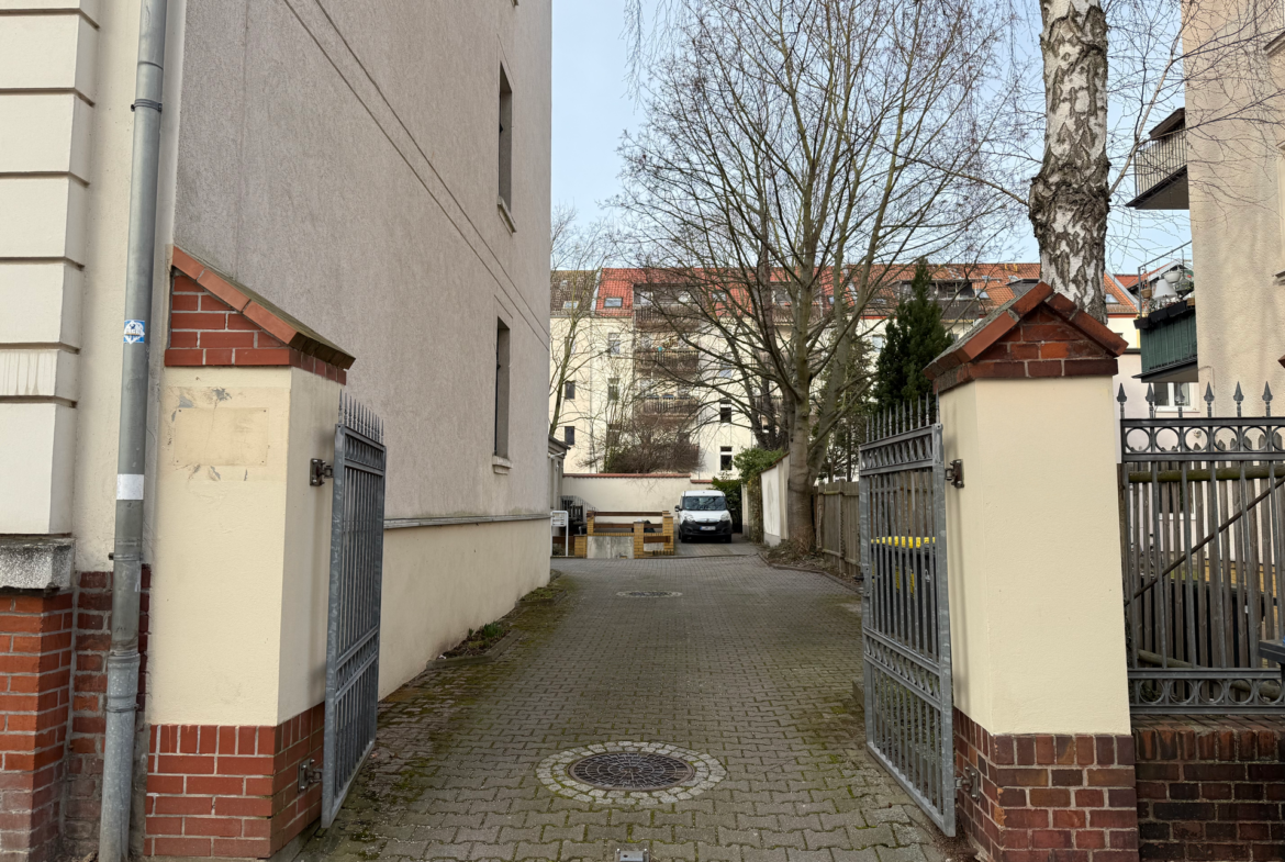 Einfahrt mit Stellplatz