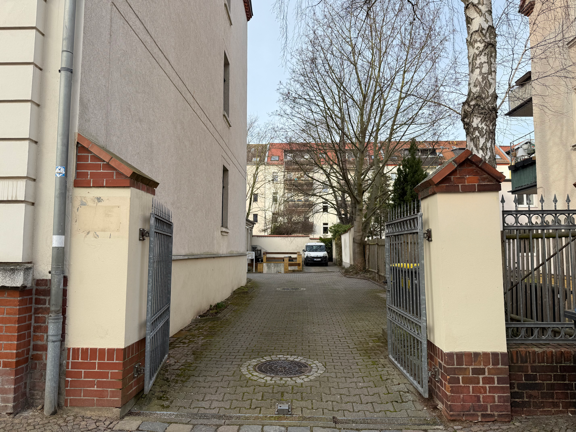 Einfahrt mit Stellplatz