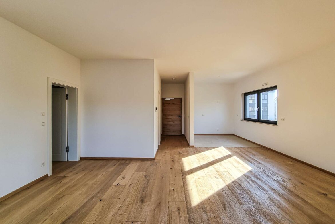 Wohnzimmer mit offener Küche