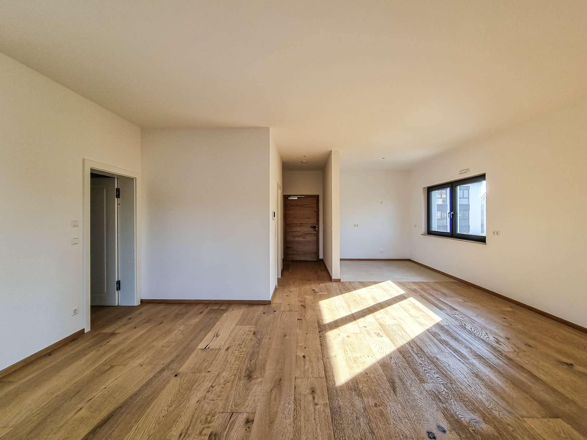 Wohnzimmer mit offener Küche