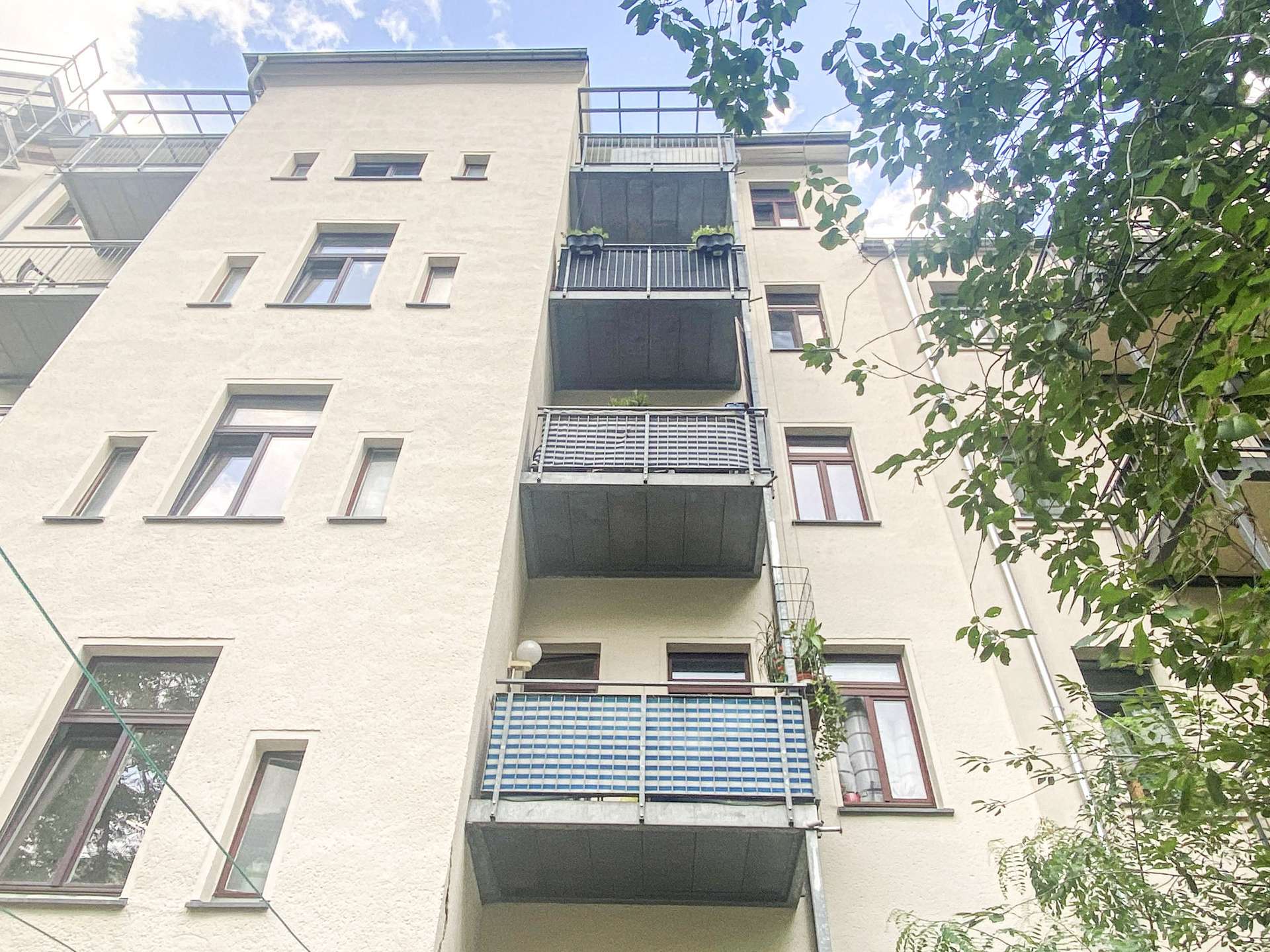 Rückfront mit Balkonen