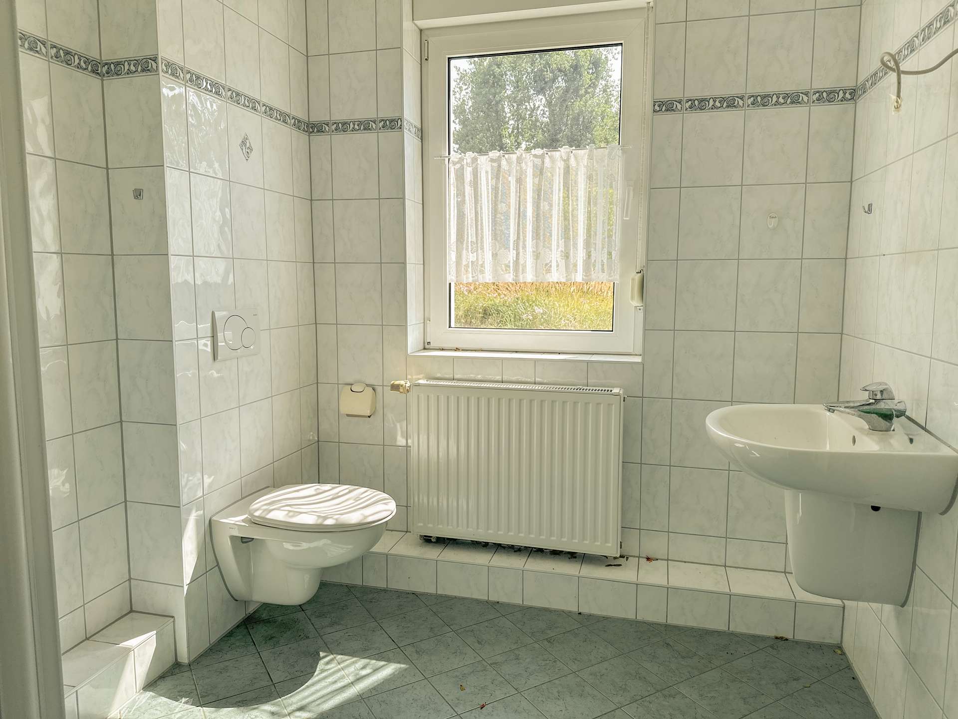 Badezimmer mit Dusche im Erdgeschoss