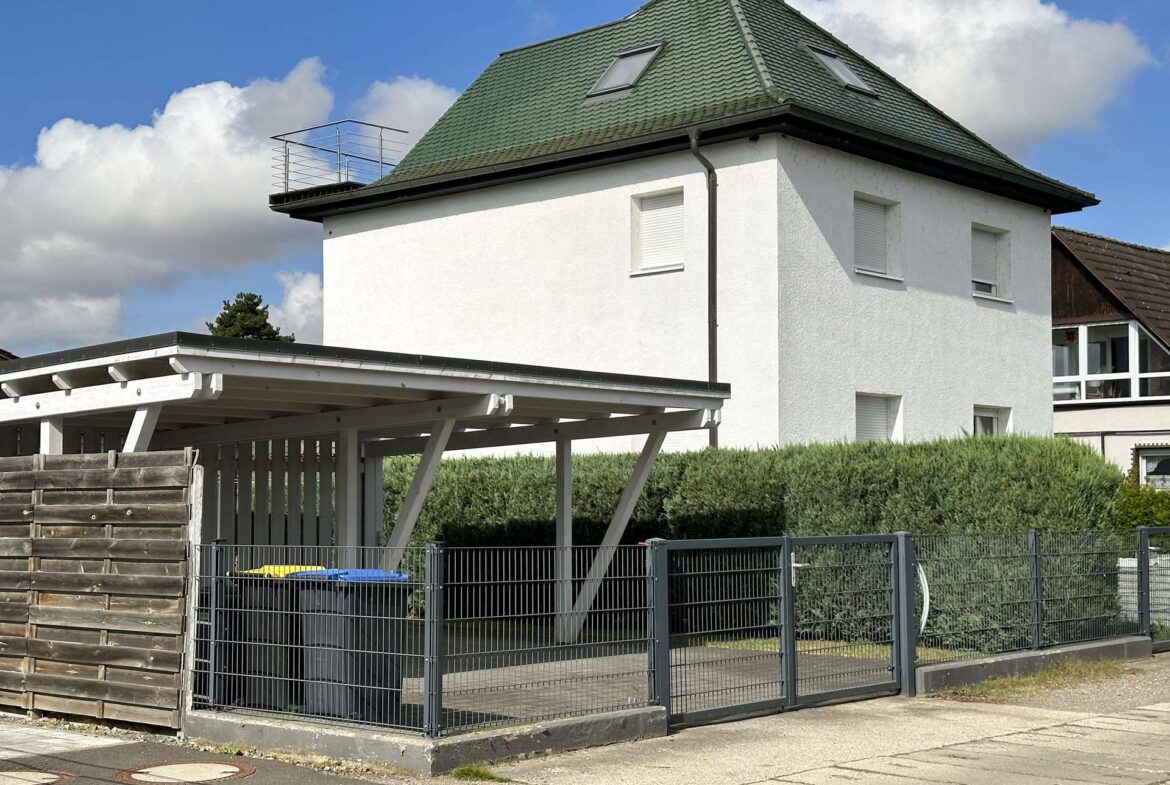 Straßenansicht mit Doppelcarport