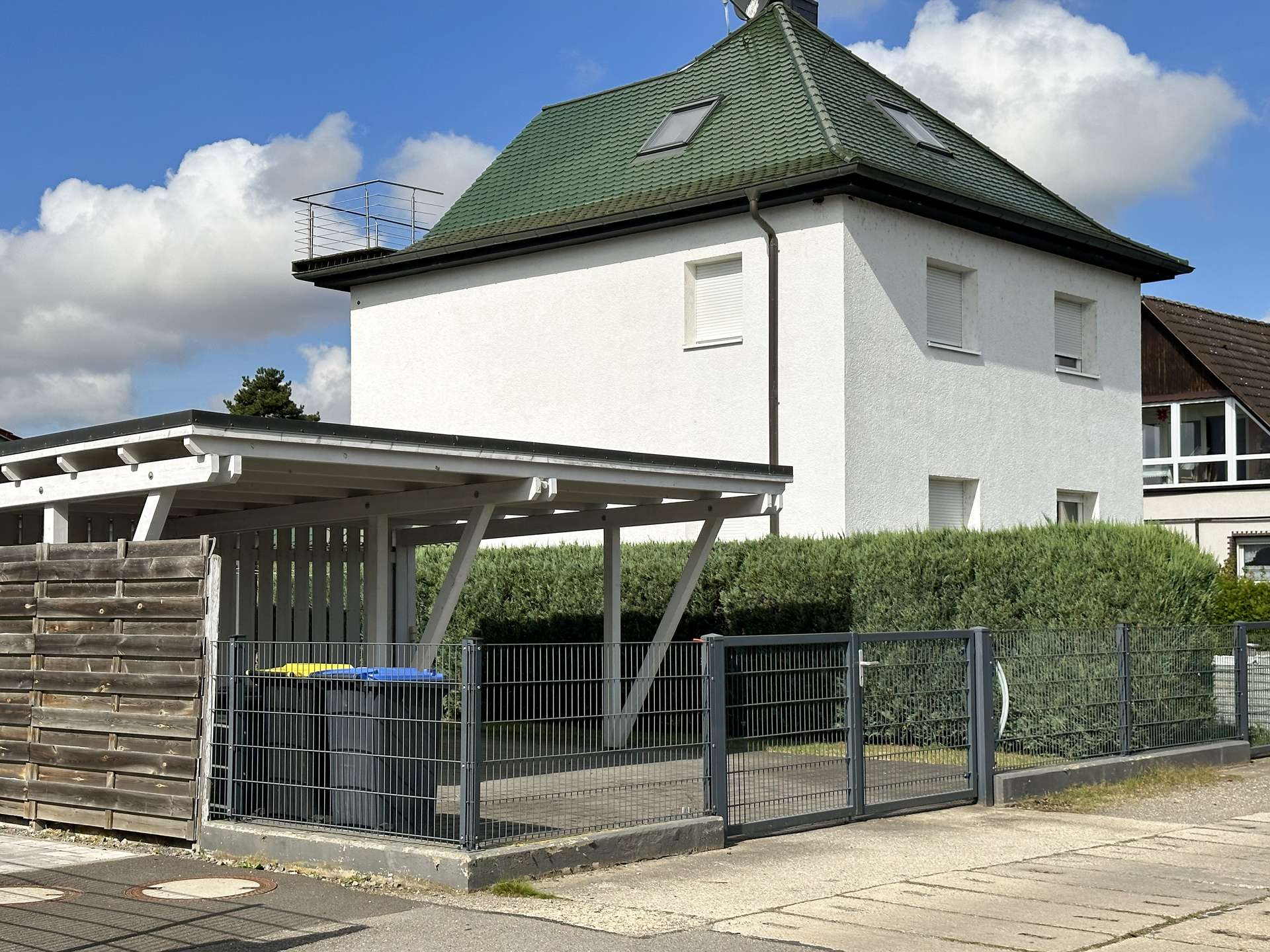 Straßenansicht mit Doppelcarport