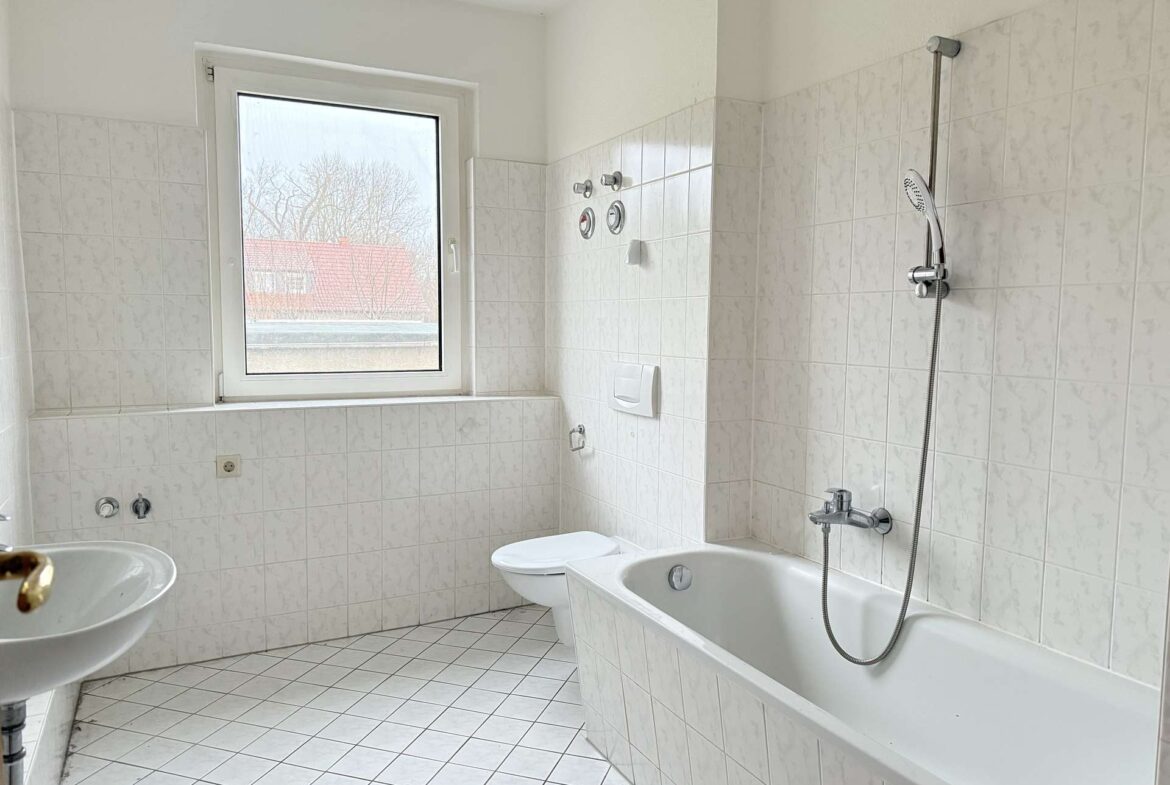 Tageslichtbad mit Badewanne, WM-Anschluss und Handtuchheizkörper