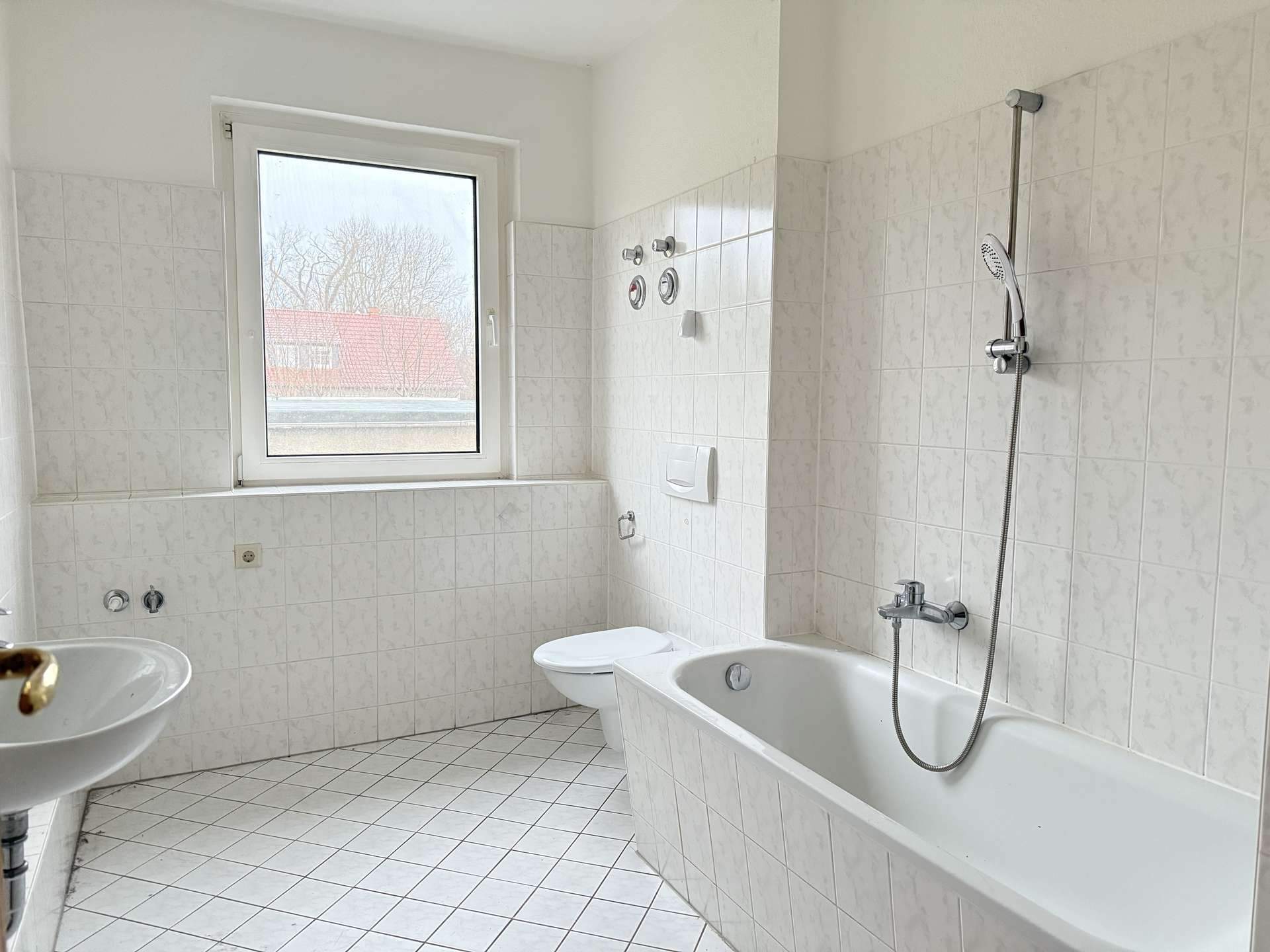 Tageslichtbad mit Badewanne, WM-Anschluss und Handtuchheizkörper