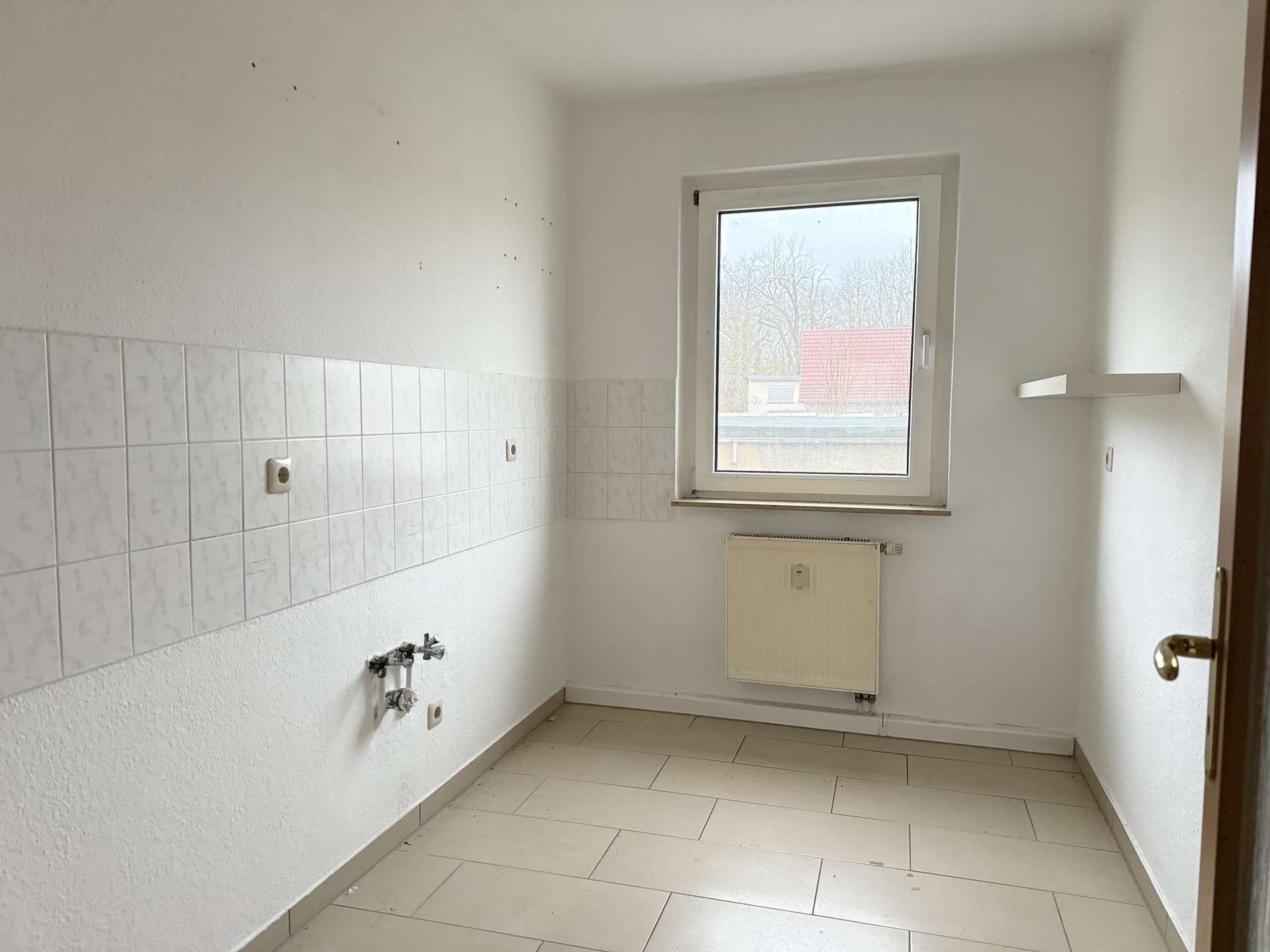 separate Küche mit Fenster