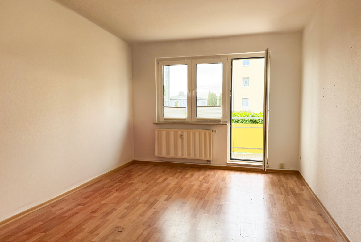 Wohnzimmer mit Zugang zum Balkon