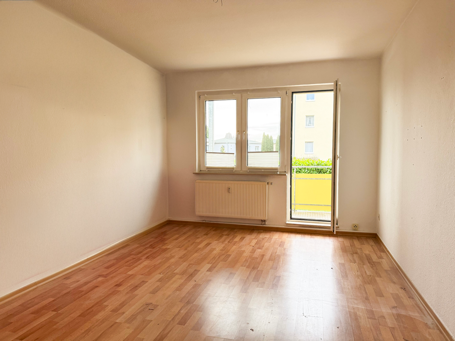 Wohnzimmer mit Zugang zum Balkon