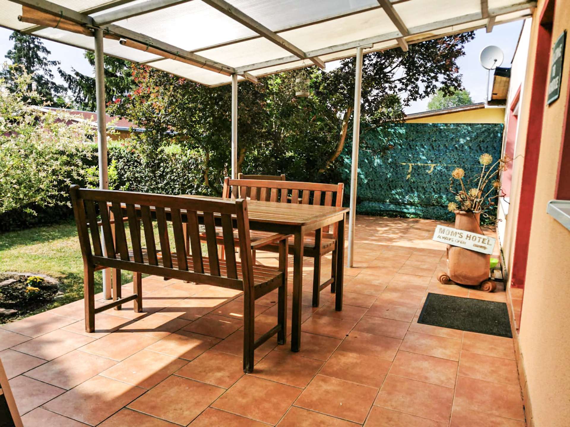 Großzügige, überdachte Terrasse